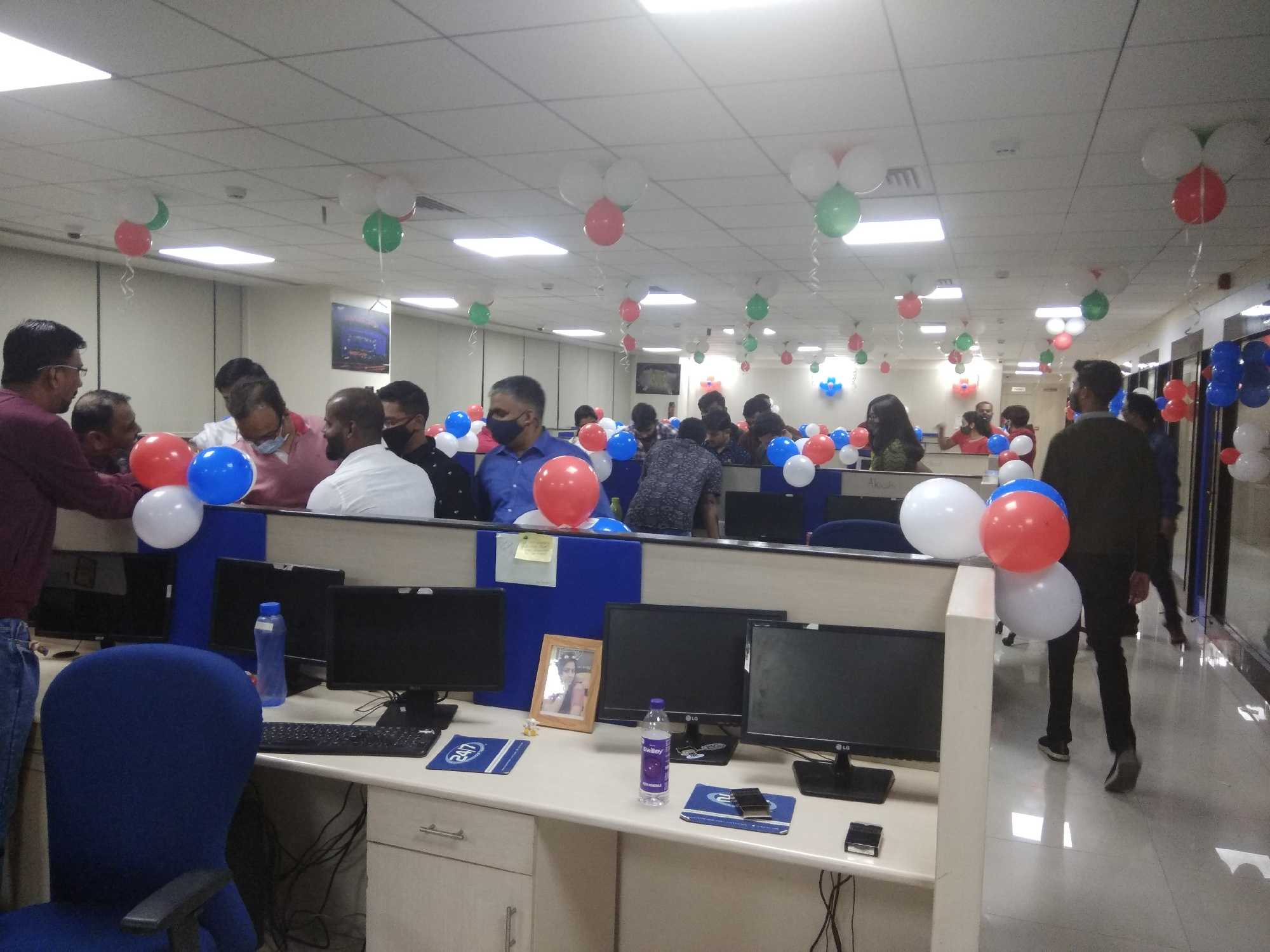 24/7 office decorated with balloons